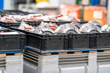 Fabrikadaki kasalarda metal motor parçaları var..