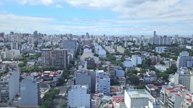 Buenos Aires 'in panorama' sı trafiği olan şehir caddesi.