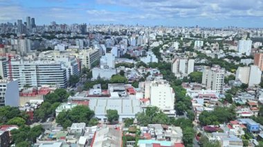Buenos Aires şehrinin güzel manzarası. Şehir caddesi trafiğiyle dolu.