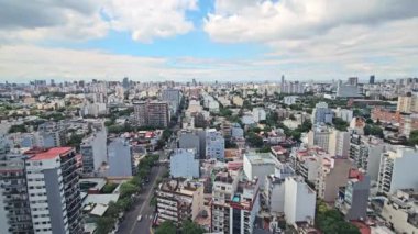 Şehir Buenos Aires 'in modern panoraması trafiği olan şehir caddesi.