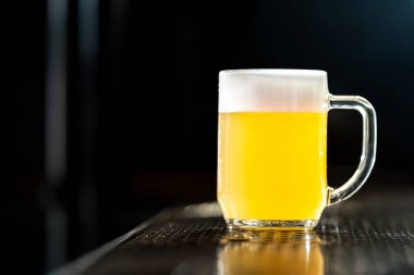 Barın tepesindeki hafif birayı yoğuşma ile tazelemek. Rahatlatıcı bir bar ortamında susuzluğu gidermek için mükemmel.