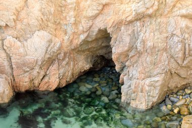 Soberanes Point 'teki gizli mağarada. Carmel-By-the-Sea, California, ABD.