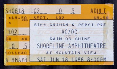 Mountain View, California - 18 Haziran 1988 - Shoreline Amfitiyatrosundaki AC-DC konserine kullanılmış bilet