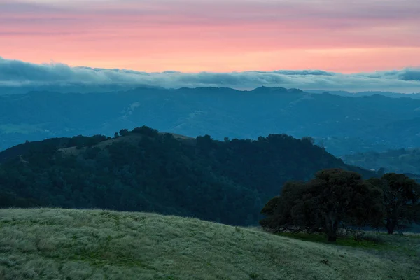 通过Barbeque Terrace 环绕着迪维山的暮色景色 美国加利福尼亚州科斯塔县 康塔山州立公园 — 图库照片
