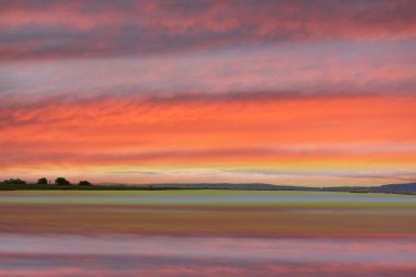 Pastel Günbatımı Gökyüzü ve Su Yansımaları. Palo Alto Baylands, California, ABD.