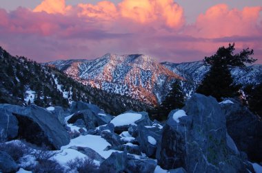 San Gabriel Dağları üzerinde San Antonio Zirvesi, nam-ı diğer, canlı Günbatımı Gökyüzü. Keltoş Dağı ya da Yaşlı Keltoş. Los Angeles ve San Bernardino Eyaletleri, Kaliforniya, ABD.