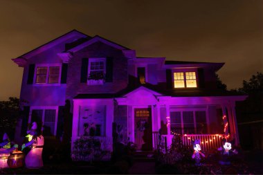 Pembe ve Mor Aydınlık Cadılar Bayramı Evi Parlak Gece Gökyüzü