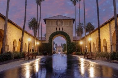 Stanford Üniversitesi, Kaliforniya, ABD 'deki Memorial Court' a açılan kapılar