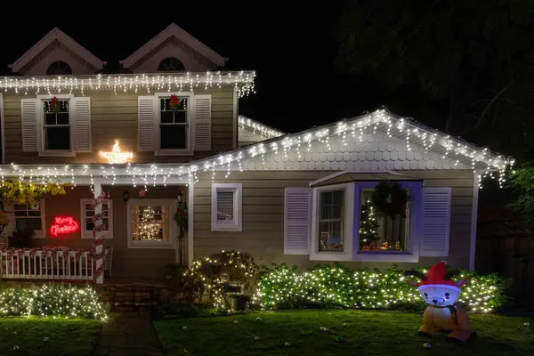 California 'da Noel ışıkları dekorasyon evi