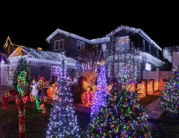 California 'da Noel ışıkları dekorasyon evleri
