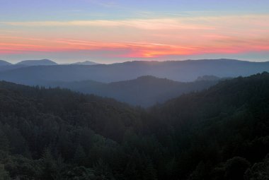 Santa Cruz Dağları üzerinde, Los Gatos, Kaliforniya 'daki Skyline Bulvarı üzerinden sisli gün batımı.