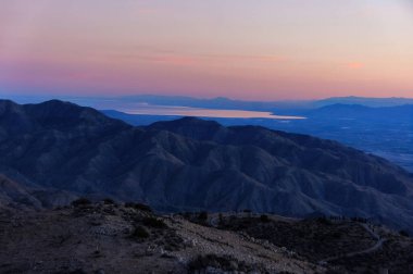 Keys View 'in üstündeki Alacakaranlık Manzarası, Joshua Tree Ulusal Parkı, Kaliforniya, ABD' deki en yüksek bakış açısı..