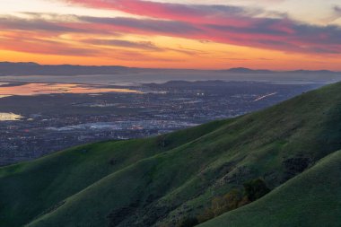Kış Silikon Vadisi sihirli saatte görünüyor. Mission Peak Regional Preserve, Alameda County, California, ABD.
