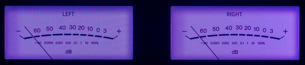 Двухтомный аудиометр светится в темноте с фиолетовым оттенком.