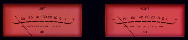 Двухтомный аудиометр светится в темноте с красным оттенком.