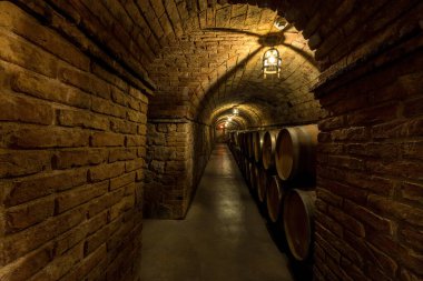 Calistoga, California - 27 Nisan 2019: Castello di Amorosa 'da Yeraltı Şarap Mahzeni.