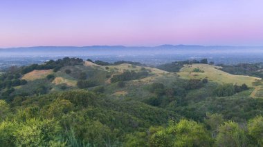 Fremont Eski Açık Alan Koruma Alanı üzerinden Silikon Vadisi üzerinde Alacakaranlık Gökyüzü. Saratoga, Santa Clara County, Kaliforniya.