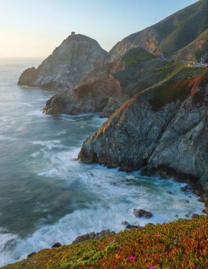 San Mateo Sahili, Kaliforniya Şeytan Kaydırağı 'nın dik kayalıkları..