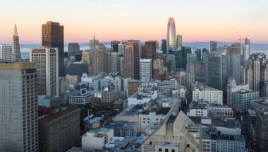 Ay, Nob Hill Mahallesi üzerinden San Francisco 'ya yükseliyor..