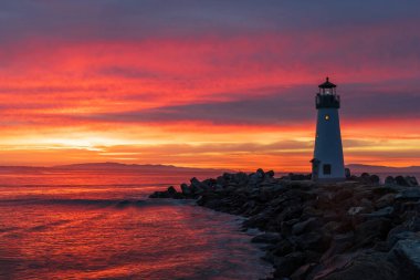 Walton Deniz Feneri 'nde gün doğumu. Santa Cruz, Kaliforniya, ABD.