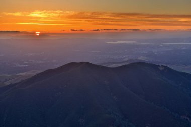 Kara Nokta Zirvesi 'nde gün batımı Walnut Creek ve Concord' da Eagle Peak Dağı 'nda. Diablo State Park Contra Costa County, Kaliforniya, ABD.