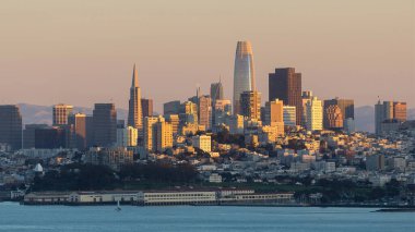 San Francisco üzerinde gün batımı Marin Headland, California 'daki sahil yolu üzerinden.