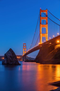 Blue Hour 'daki Golden Gate Köprüsü Fort Baker, Marin County, Kaliforniya' dan görüldü..