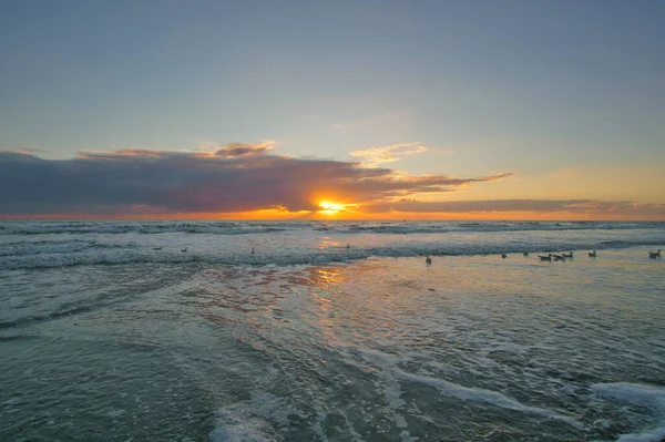 Pôr Sol Praia Dinamarca Ondas Rolar Sobre Areia Caminhe Costa — Fotografia de Stock