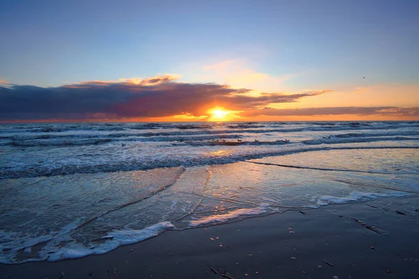 丹麦海滩上的落日 炮弹在前景中 走在海岸上 海边的风景照片 — 图库照片