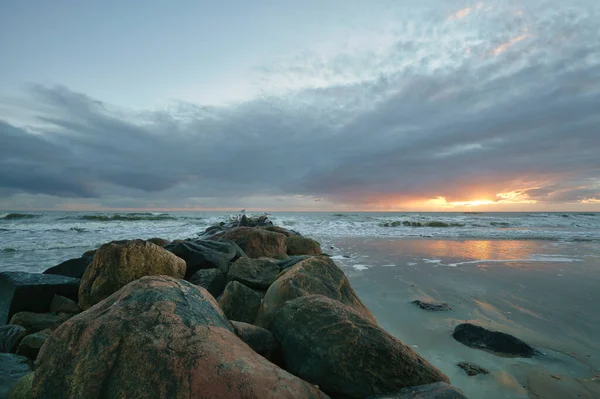 デンマークのビーチで日没 手前の石灰石 砂の中の海岸を歩く 海の風景写真 — ストック写真