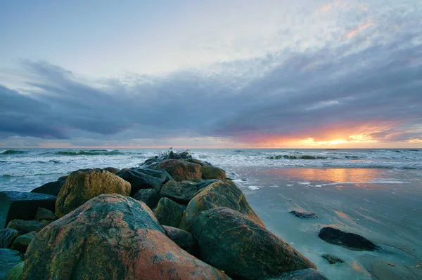 Pôr Sol Praia Dinamarca Stone Groyne Primeiro Plano Caminhe Costa — Fotografia de Stock