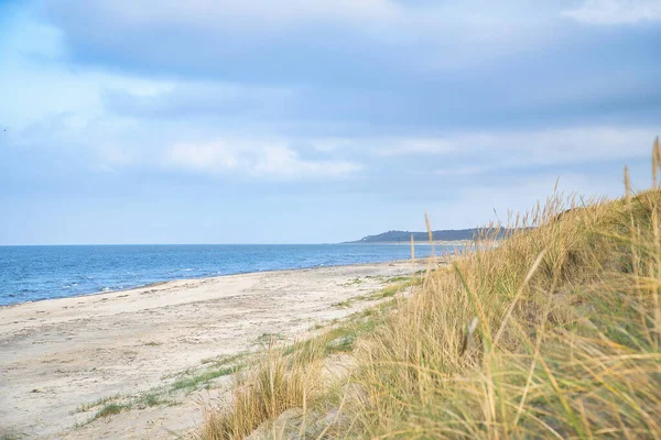 デンマークのビーチを海で渡る 砂の水と海岸に雲 バルト海への旅 ビーチでの休暇 北欧の風景写真 — ストック写真