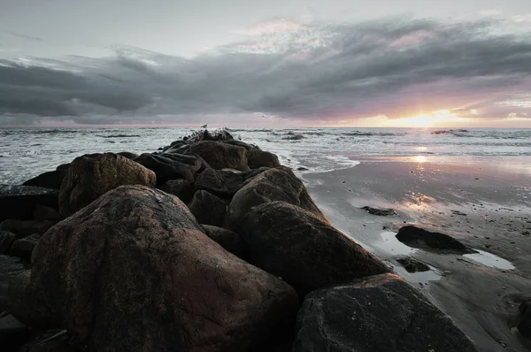Západ Slunce Pláži Dánsku Kamenný Groyn Popředí Procházka Pobřeží Písku — Stock fotografie