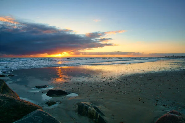 Pôr Sol Praia Dinamarca Pedras Primeiro Plano Caminhe Costa Areia — Fotografia de Stock