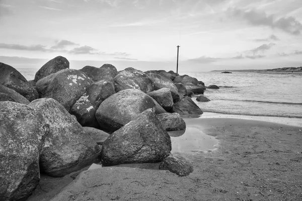 Stone Groyne Danimarka Kıyılarının Açıklarında Denize Doğru Itilmiş Siyah Beyaz — Stok fotoğraf