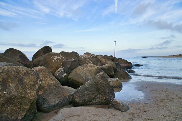Камінь Стоглює Воду Біля Узбережжя Данії Сонячний День Landscape Photo — стокове фото