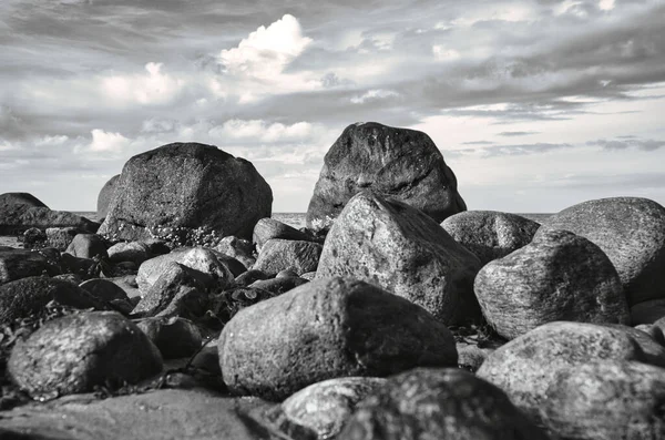 Duże Kamienie Czerni Bieli Podjęte Kamiennej Plaży Przed Morzem Chmurami — Zdjęcie stockowe