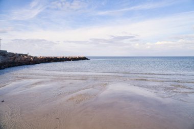 Stone Groyne, Danimarka kıyılarının açıklarında denize doğru itilmiş. Güneşli bir gün. Deniz kenarındaki manzara fotoğrafı.