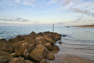 Stone Groyne, Danimarka kıyılarının açıklarında denize doğru itilmiş. Güneşli bir gün. Deniz kenarındaki manzara fotoğrafı.