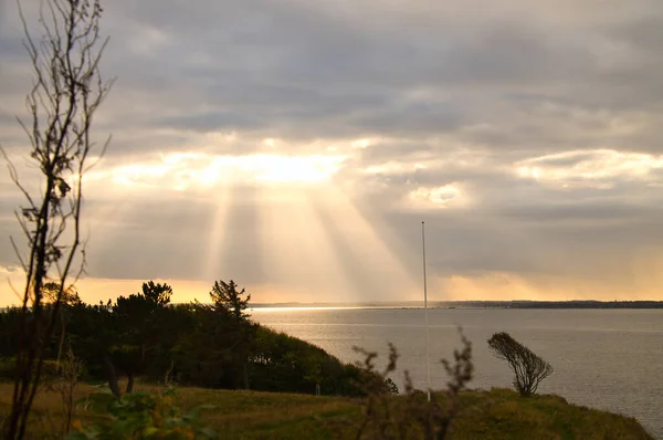 Costa Hundested Raios Solares Rompem Céu Dramático Através Das Nuvens — Fotografia de Stock