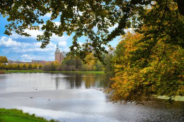 Frederiksborg kale parkının arka planında göl var. Yaprakların parlak renkleri. Danimarka 'da yürü