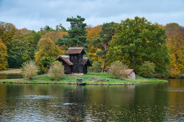 フレデリックスボー城公園湖の上に木製のルイズが立っている島 デンマークを歩く — ストック写真