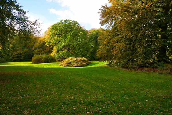 庭の牧草地に強力な落葉樹と秋にフレデリックスボー城公園 葉のカラフルな色 デンマークを歩く ロイヤリティフリーのストック画像