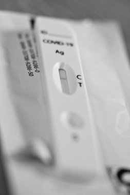 Corona hızlı testi negatif sonuç verdi. Sıvı dolu Kit kaset. Sağlık, Salgın