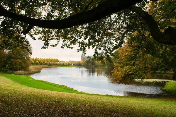 庭の牧草地や景観湖に強大な落葉樹と秋のフレデリックスボー城公園 葉のカラフルな色 デンマークを歩く — ストック写真