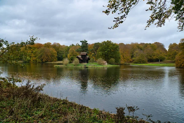 Frederiksborg Schlosspark See Mit Insel Auf Der Der Wald Louises — Stockfoto
