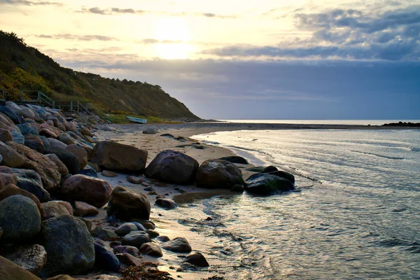 Tramonto Sulla Costa Danese Spiaggia Onde Collina Con Alberi Sullo — Foto Stock
