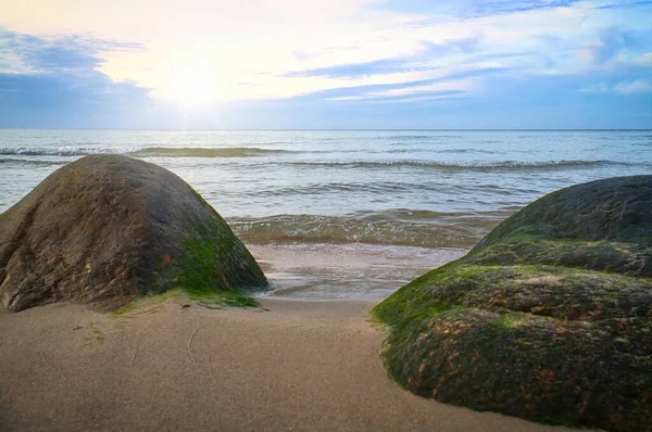 Pedra Grande Praia Areia Frente Mar Com Nuvens Céu Dinamarca — Fotografia de Stock