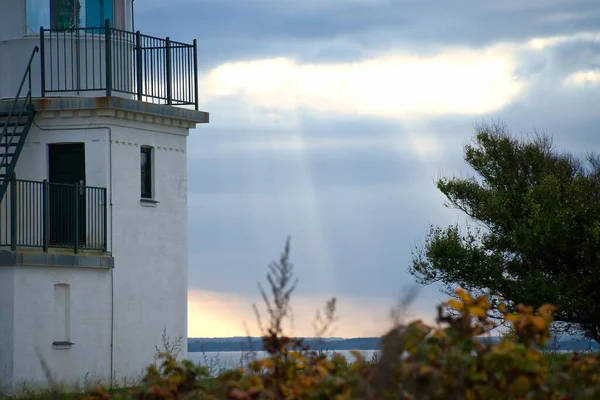Leuchtturm Spodsbjerg Fyr Huntsted Der Dänischen Küste Sonnenstrahlen Scheinen Durch — Stockfoto