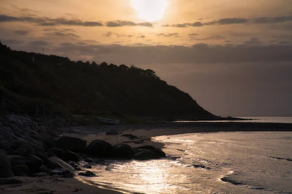 Západ Slunce Dánském Pobřeží Pláž Vlny Kopec Stromy Pozadí Krajina — Stock fotografie